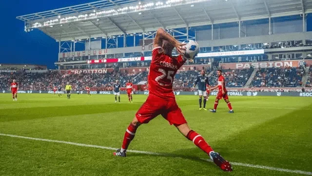 7mcn-tiet-lo-luat-nem-bien-co-ban-trong-ca-do-bong-da-hien-dai-min_11zon